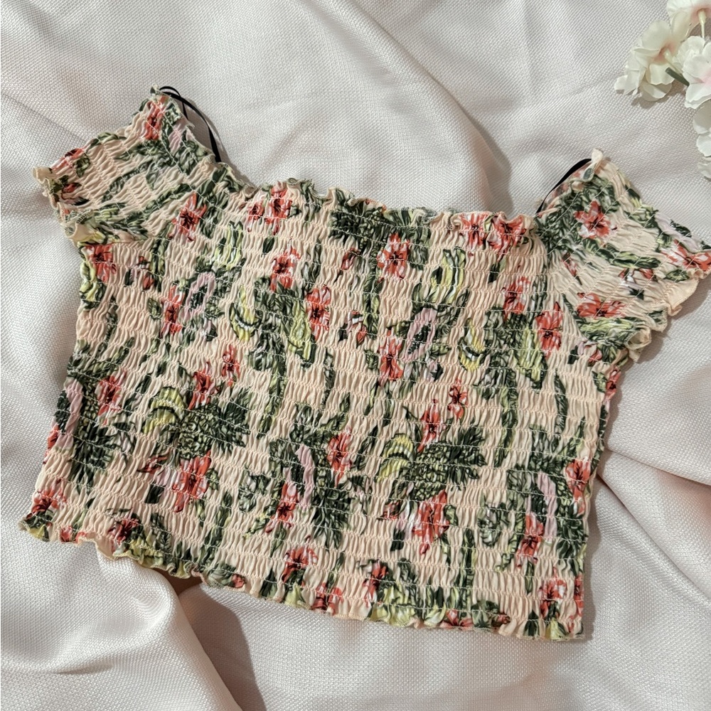 Super cute cropped ruched floral top. Size small. Never worn